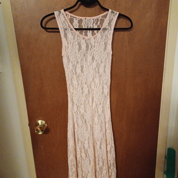 Floor length lace dress - Picture 1 of 3